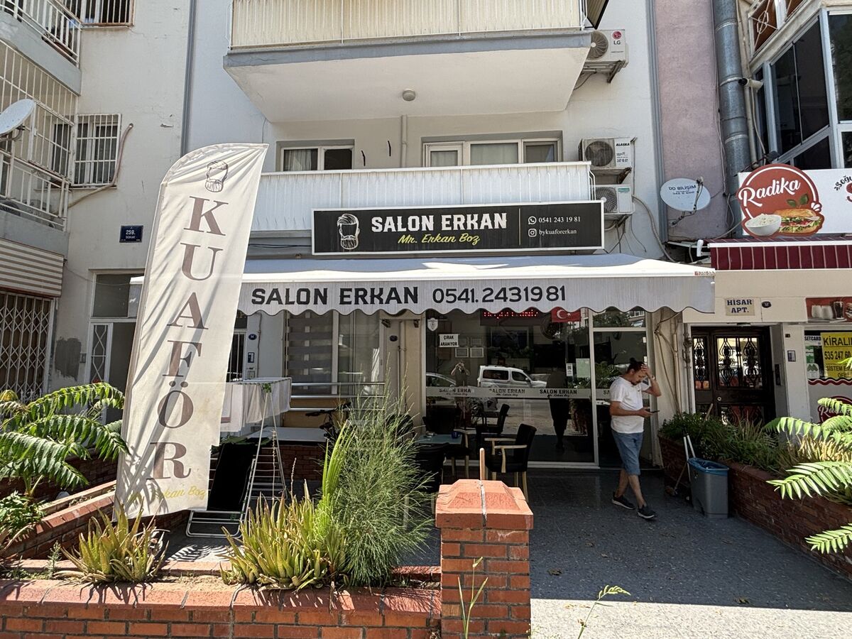 SALON ERKAN tabelası, mağaza cephesi
